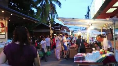 Surat Thani Tayland 25. Mai 2018 Yerel Tayland yemekleri gece pazarında Balıkçı Köyü Koh Samui.