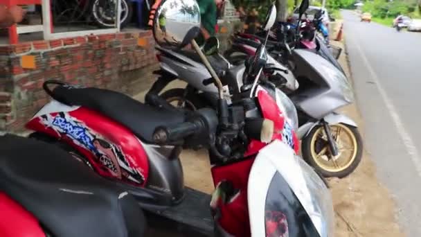 Surat Thani Thailand Mai 2018 Check Rent Scooters Mopeds Motorfietsen — Stockvideo