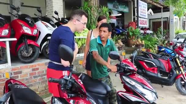 Surat Thani Tajlandia Mai 2018 Ile Wynajęcia Skutery Motorowery Koh — Wideo stockowe