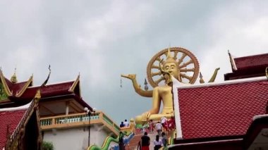 Surat Thani Tayland 26. Mai 2018 Koh Samui adası Surat Thani Tayland 'daki Wat Phra Yai tapınağındaki dev altın Buda heykeline doğru yürü..