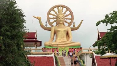 Surat Thani Tayland 26. Mai 2018 Koh Samui adası Surat Thani Tayland 'daki Wat Phra Yai tapınağındaki dev altın Buda heykeline doğru yürü..