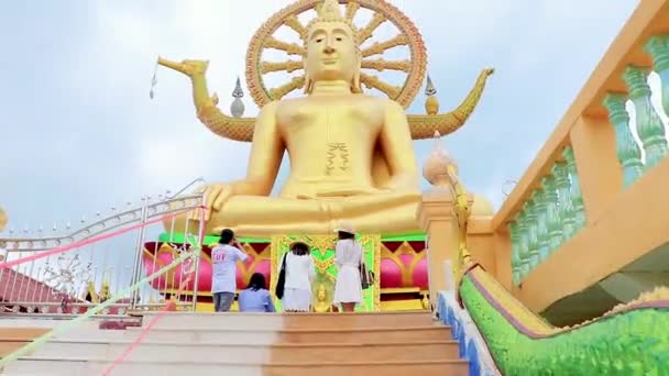 Surat Thani Thailand Mai 2018 Aufstieg Zur Riesigen Goldenen Buddha — Stockvideo