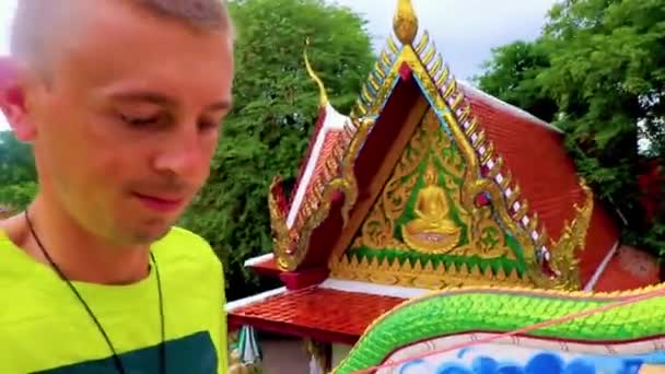 Młody Turysta Backpacker Spacery Złotego Big Buddha Świątyni Wat Phra — Wideo stockowe
