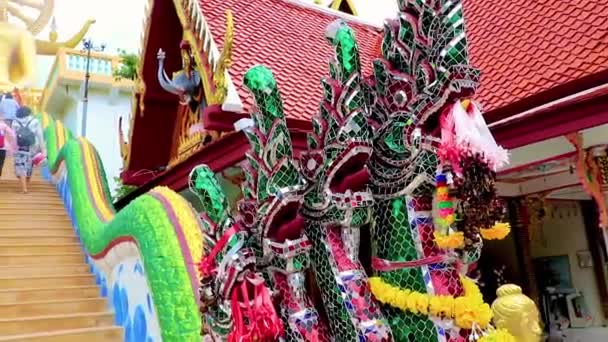Surat Thani Thailand Mai 2018 Große Goldene Buddha Und Drachenstatuen — Stockvideo