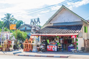 Luang Prabang Laos 22 numara. Kasım 2018 Renkli gıda pazarı eski kasaba Luang Prabang Laos 'un yollarını ve şehir manzarasını depoluyor..