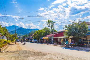 Luang Prabang Laos 22 numara. Kasım 2018 Renkli gıda pazarı eski kasaba Luang Prabang Laos 'un yollarını ve şehir manzarasını depoluyor..
