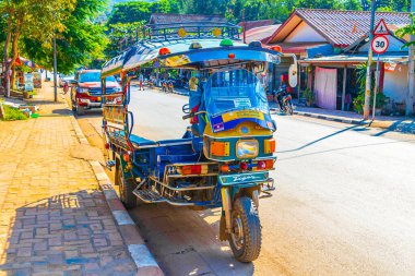 Luang Prabang Laos 22 numara. Kasım 2018 Luang Prabang Laos 'taki tipik renkli Tuk Tuk Rickshaw taksisi..