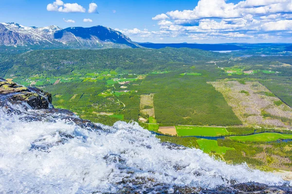 从挪威赫赛达尔的海夫森瀑布和韦斯莱洪山顶上俯瞰壮观的全景 — 图库照片