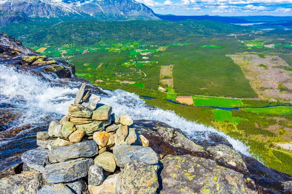 从挪威赫赛达尔的海夫森瀑布和韦斯莱洪山顶上俯瞰壮观的全景 — 图库照片