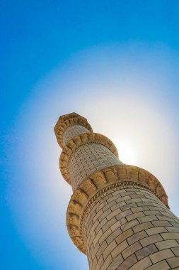 Agra Hindistan 'daki Taj Mahal. Mogul mermer mozole kulesi. Güneşin altındaki muhteşem mimari ve en güzel binanın detayları..