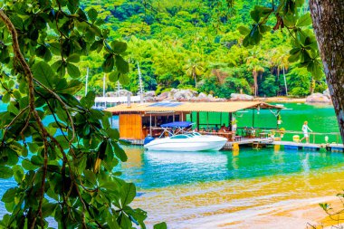 Muhteşem Mangrove plajı ve yüzme restoranı ve tekneleri olan Pouso plajı Büyük tropikal ada Ilha Grande Rio de Janeiro Brezilya.
