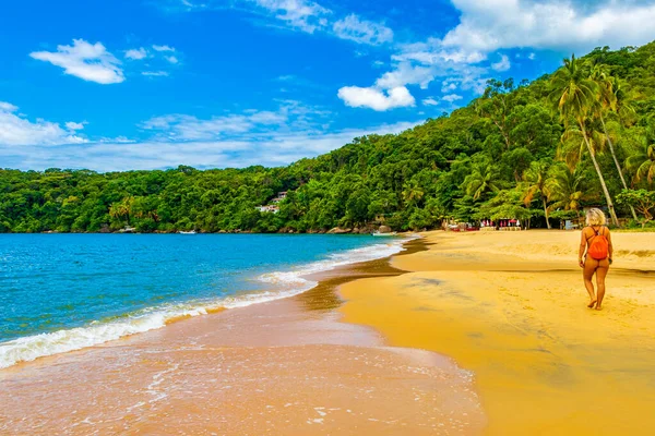 Ilha Grande Brezilya 23 numara. Kasım 2020 Büyük tropik ada Ilha Grande Praia de Palmas plajındaki Seksi Brezilyalı kadın Angra dos Reis Rio de Janeiro Brezilya.