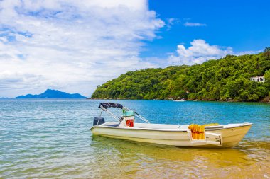 Praia de Palmas sahilinde sürat tekneleri ve gemiler Ilha Grande Angra dos Reis Rio de Janeiro Brezilya.