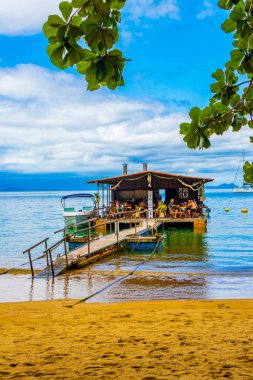 Ilha Grande Brezilya 23 numara. Kasım 2020 Muhteşem Mangrove plajı ve Pouso plajı yüzme restoranı ve tekneleri ile büyük tropikal ada Ilha Grande Brezilya.