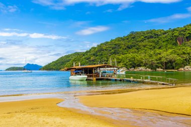 Muhteşem Mangrove plajı ve yüzme restoranı ve tekneleri olan Pouso plajı Büyük tropikal ada Ilha Grande Rio de Janeiro Brezilya.