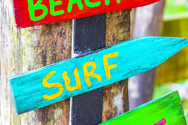 Spiaggia Sabbia Surf Relax Sulle Frecce Legno Direzionali Colorate Sulla — Foto Stock