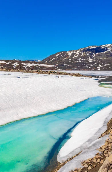 夏天的风景是冰冻的绿松石湖Vavatn全景 而在挪威赫赛达尔则是冰雪覆盖的群山 — 图库照片