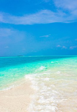 Rasdhoo Atoll Maldivleri 'ndeki Madivaru ve Finolhu kumsal adalarında renk değişimi.