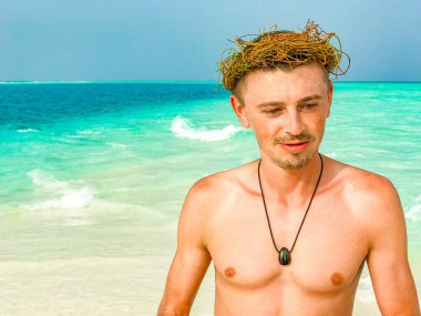 Rus turist, Rasdhoo Mercan Maldivleri 'ndeki Madivaru ve Finolhu adalarında renk değişikliğiyle tatilde..