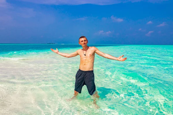 Rus turist gezgini, Rasdhoo Mercan Maldivleri 'ndeki Madivaru ve Finolhu adalarında renk değişen sularda tatilin tadını çıkarıyor..