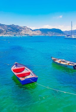 Simons Town Cape Town Batı Afrika Burnu 'nda yatları, Long Beach' i ve dağları olan sahte körfez manzarası..