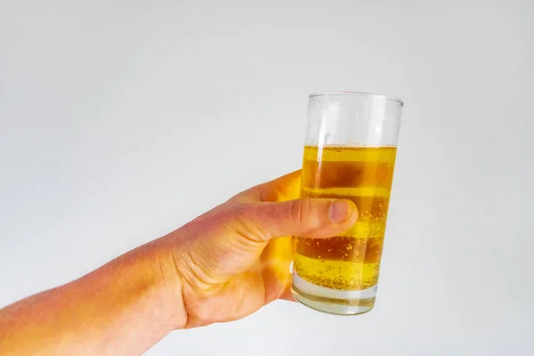 Hand Mit Glas Voll Frischem Bier Auf Weißem Hintergrund Prost — Stockfoto