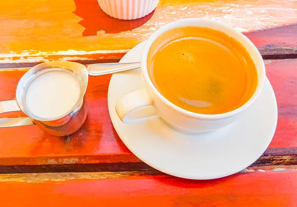 Una Taza Café Una Vieja Mesa Madera Restaurante Costa Simons — Foto de Stock