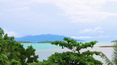 Surat Thani Tayland 'daki Koh Samui adası ve bulutlu bir günde panoramik turkuaz su ve plaj manzarası..