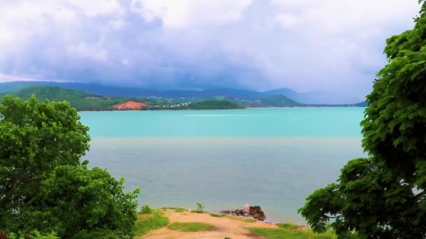 수라트타니에 고사무 비오는 어두운 폭풍우 청록색 바닷가의 — 비디오