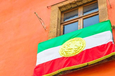 Meksika bayrağı Meksika 'nın merkezindeki binada asılı yeşil beyaz kırmızı.