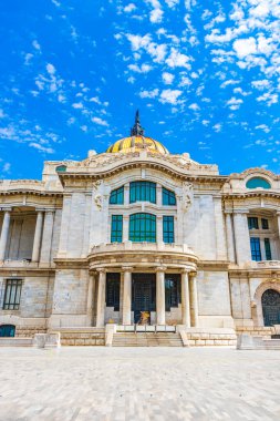 Güzel sanatlar sarayı Mexico City 'nin merkezinde bir mimari başyapıt..