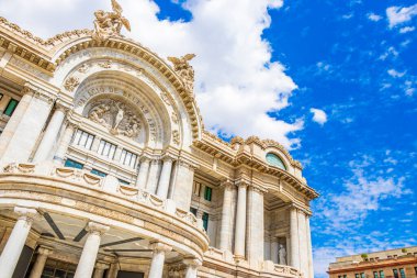 Güzel sanatlar sarayı Mexico City 'nin merkezinde bir mimari başyapıt..