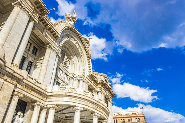Güzel sanatlar sarayı Mexico City 'nin merkezinde bir mimari başyapıt..