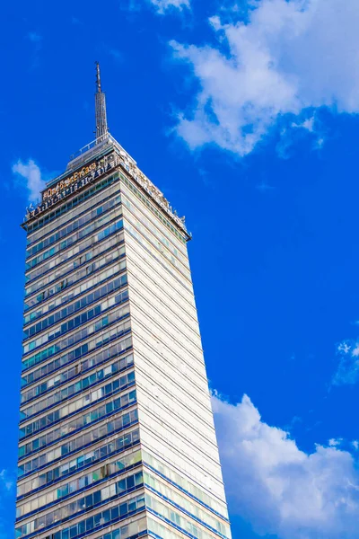 Torre Latinoamericana gökdelen yüksek bina ve Mexico City şehir merkezindeki mavi gökyüzü.
