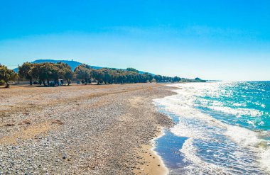Rodos 'ta turkuaz berrak su ve doğal kıyıları olan Kremasti plajı.