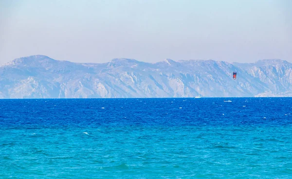 Ontspan Windsurfen Vakantie Rhodos Griekenland Prachtige Heldere Turquoise Wateren Van — Stockfoto