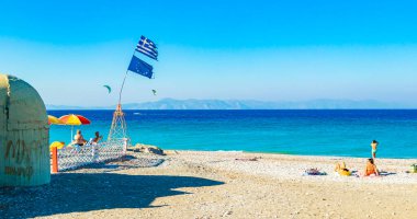 Rhodes Yunanistan 25 numara. Eylül 2018 Yunanistan 'da Rodos' ta rüzgar sörfü ve tatil ve Kremasti sahilinin güzel turkuaz suları.
