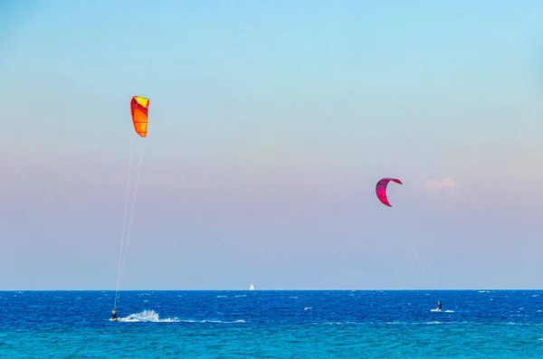 在希腊罗得岛放松的风帆和度假 在克里斯蒂海滩清澈清澈的海水中畅游 — 图库照片