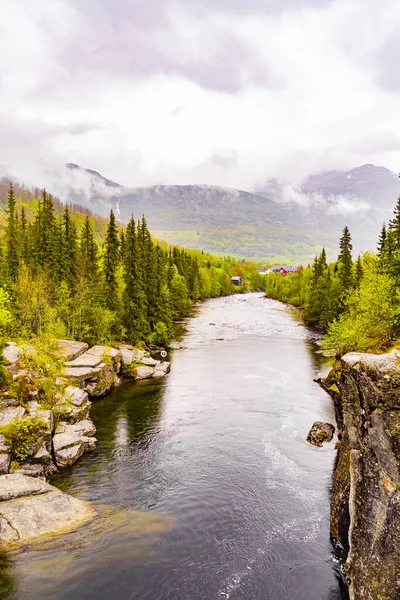 Rzeka Pięknego Wodospadu Rjukandefossen Widokiem Góry Wsi Hemsedal Viken Norwegia — Zdjęcie stockowe