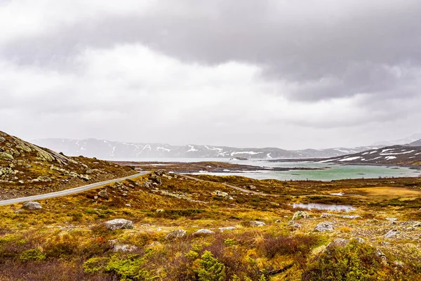 여름에 노르웨이헤 만달에 바위와 눈으로 뒤덮여 장관을 이루는 파노라마 — 스톡 사진