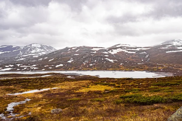 ヘムゼダルで夏の間に雪と素晴らしいVavat湖のパノラマラフ風景岩や山を表示ノルウェー — ストック写真
