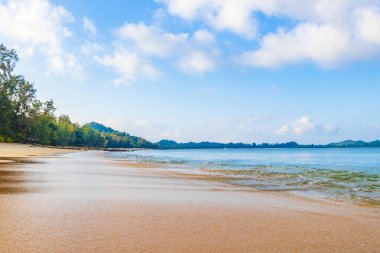 Ranong Tayland 'daki Tropik Cennet Adası Koh Phayam Aow Yai Sahili manzara manzarası.