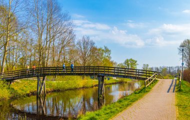 Geestland Almanya 12. Nisan 2020 Kötü Bederkesa Gölü Güneşli günde köprü ve Geestland Cuxhaven Aşağı Saksonya Almanya 'sında doğal manzara.