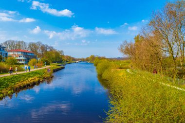 Geestland Almanya 12. Nisan 2020 Kötü Bederkesa Gölü Güneşli bir günde ve Geestland Cuxhaven Aşağı Saksonya Almanya 'sında doğal manzara.
