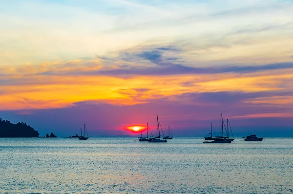 Yachten Vor Dem Schönsten Sonnenuntergang Auf Der Tropical Paradise Insel — Stockfoto