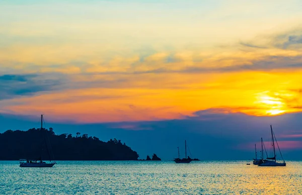 Yachts Bateaux Face Beau Coucher Soleil Coloré Sur Tropical Paradise — Photo