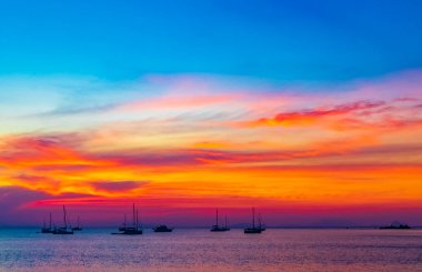 Ranong Tayland 'daki Tropik Cennet Adası Koh Phayam Ao Khao Kwai Sahili' nde en güzel renkli günbatımının önünde yat sürüyor..