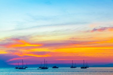 Ranong Tayland 'daki Tropik Cennet Adası Koh Phayam Ao Khao Kwai Sahili' nde en güzel renkli günbatımının önünde yat sürüyor..