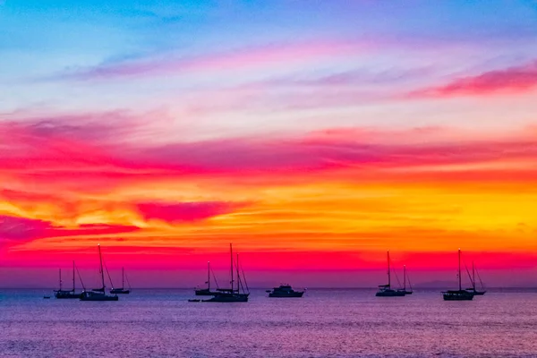 Човни Яхти Перед Найпрекраснішими Барвистими Заходами Сонця Острові Тропічний Рай — стокове фото