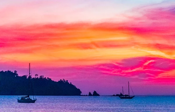 Yachten Vor Dem Schönsten Sonnenuntergang Auf Der Tropical Paradise Insel — Stockfoto